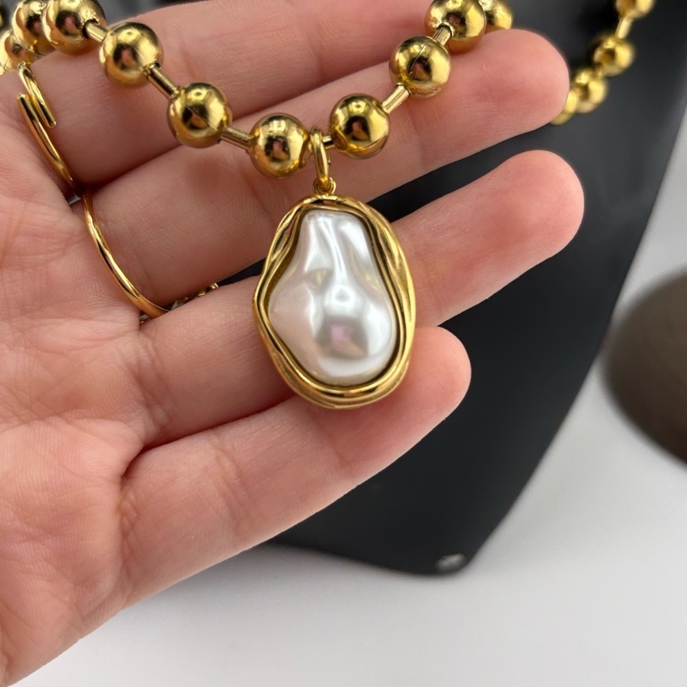 Gold Beaded Necklace with Irregular Pearl Pendant ✨ - Picture 7 of 8